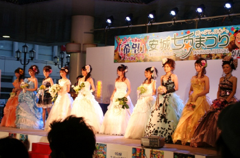 �z�e���O�����h�e�B�A�����邪���鎵�[�܂�Łu�e�B�A�� �E�G�f�B���O�t�@�b�V�����V���[2011�v�����{ �v���~�A�����������o�������j�[�N�ȁu��������X�v���D�]